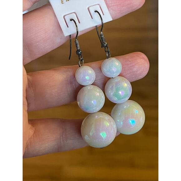 Pearlescent Finish Plastic Bead Dangle Pierced Earrings - Picture 4 of 6
